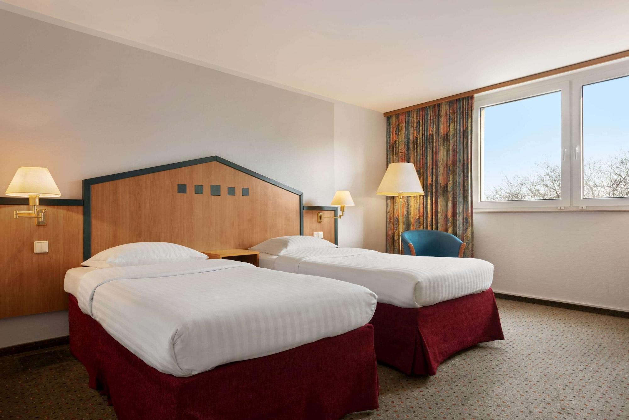 Ramada By Wyndham Bottrop City Esterno foto