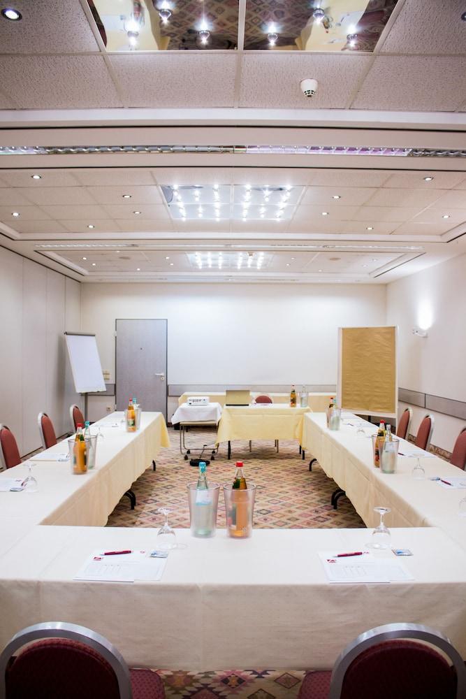 Ramada By Wyndham Bottrop City Esterno foto