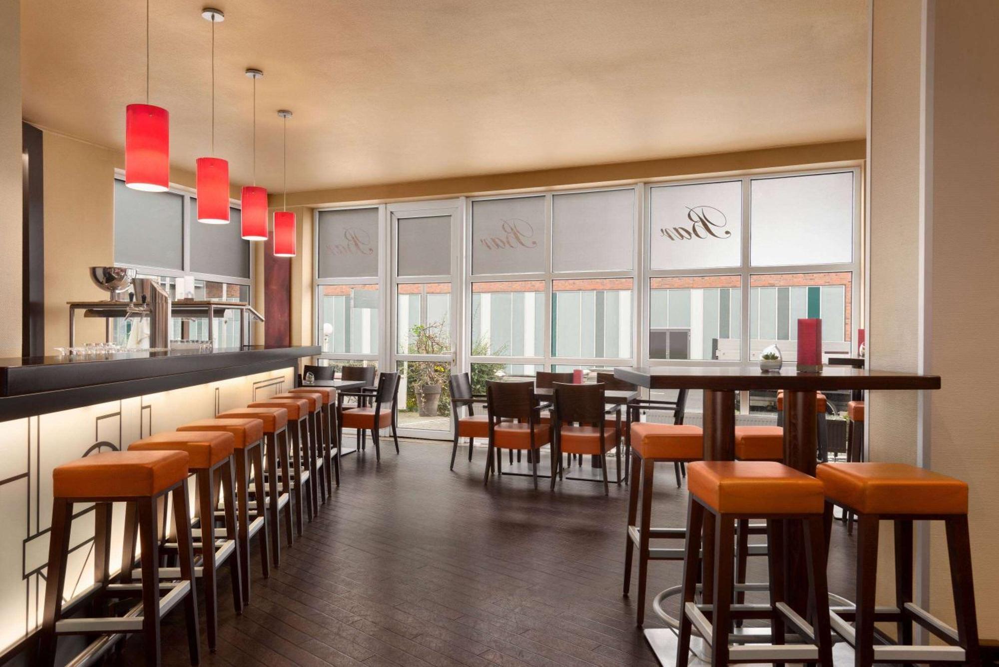 Ramada By Wyndham Bottrop City Esterno foto