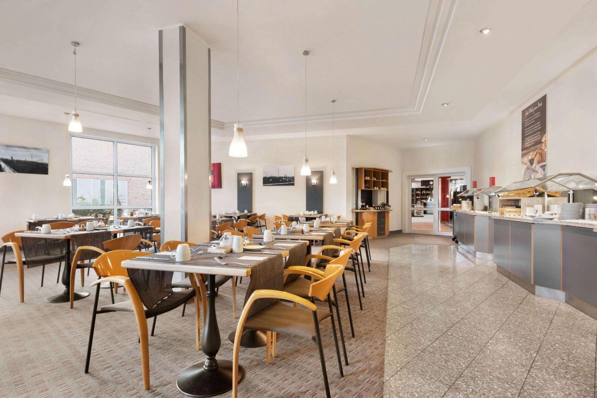 Ramada By Wyndham Bottrop City Esterno foto