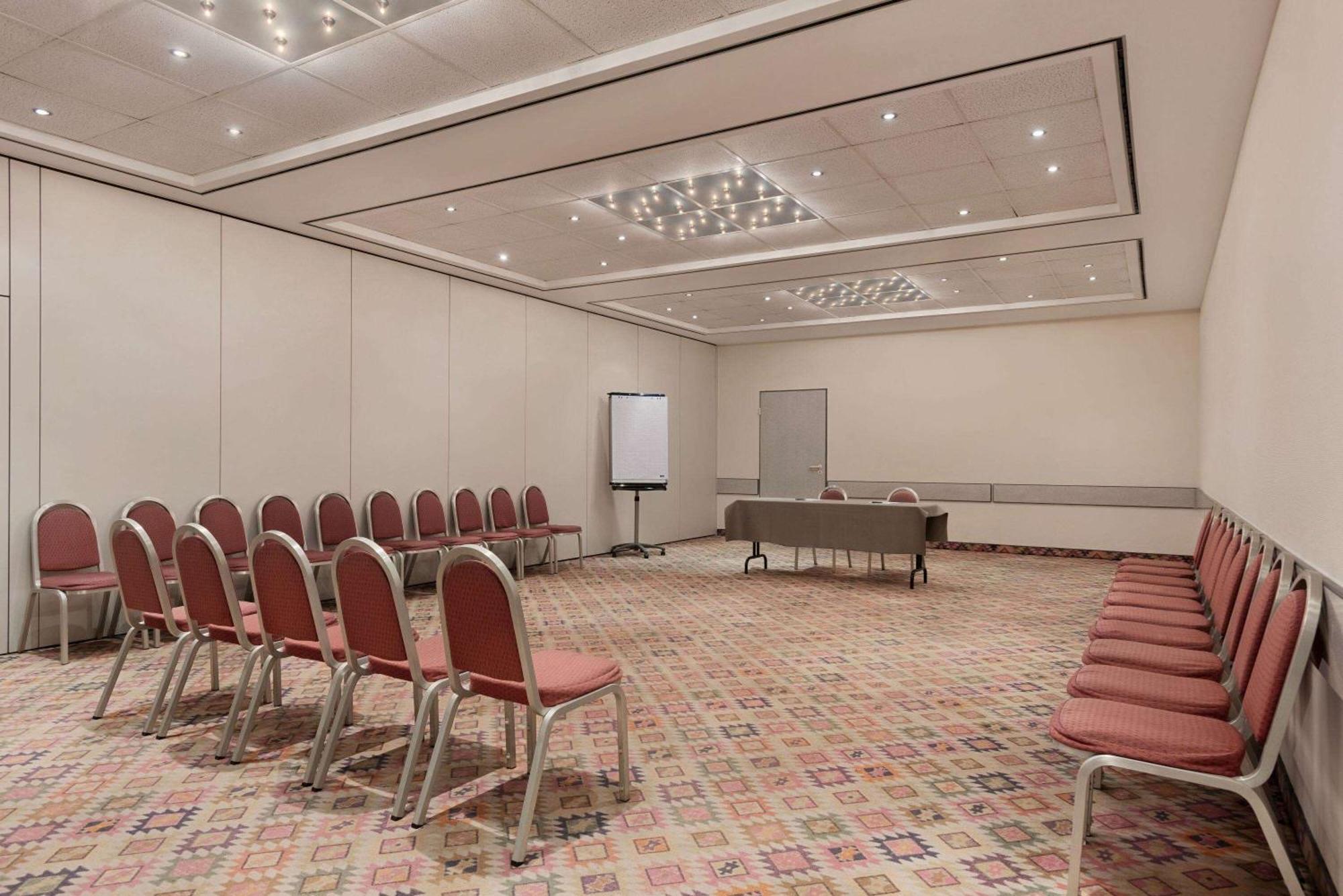 Ramada By Wyndham Bottrop City Esterno foto