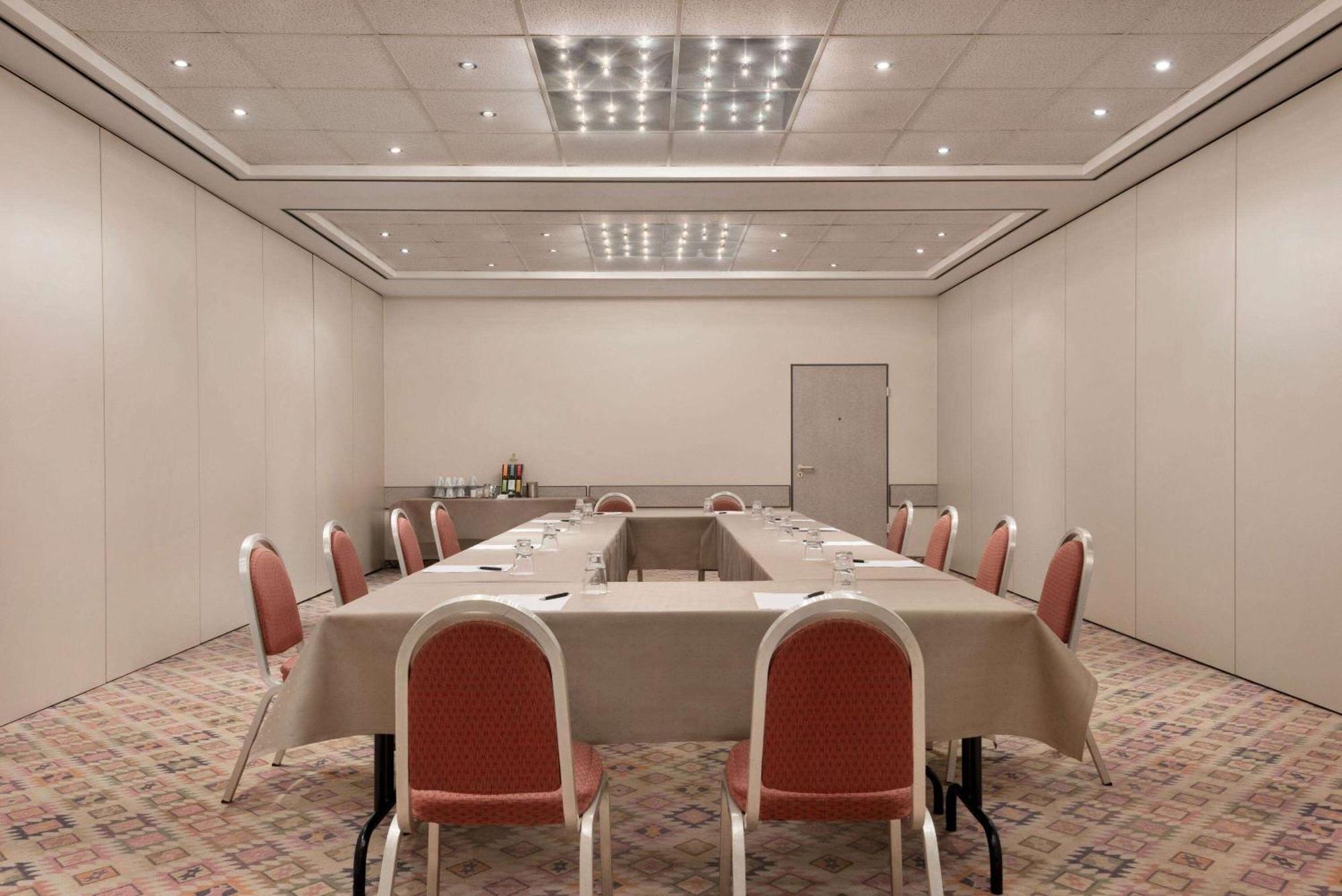 Ramada By Wyndham Bottrop City Esterno foto