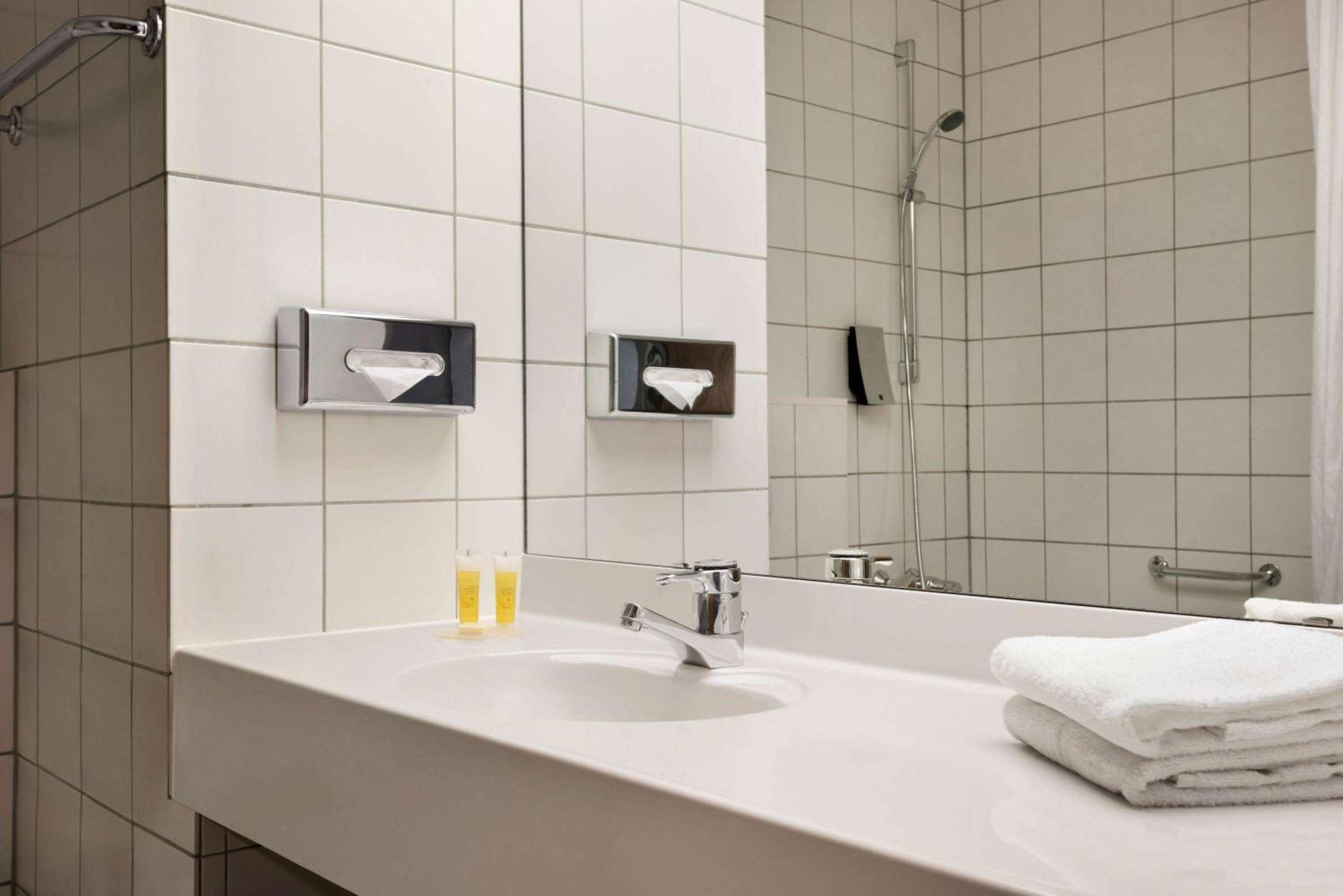 Ramada By Wyndham Bottrop City Esterno foto