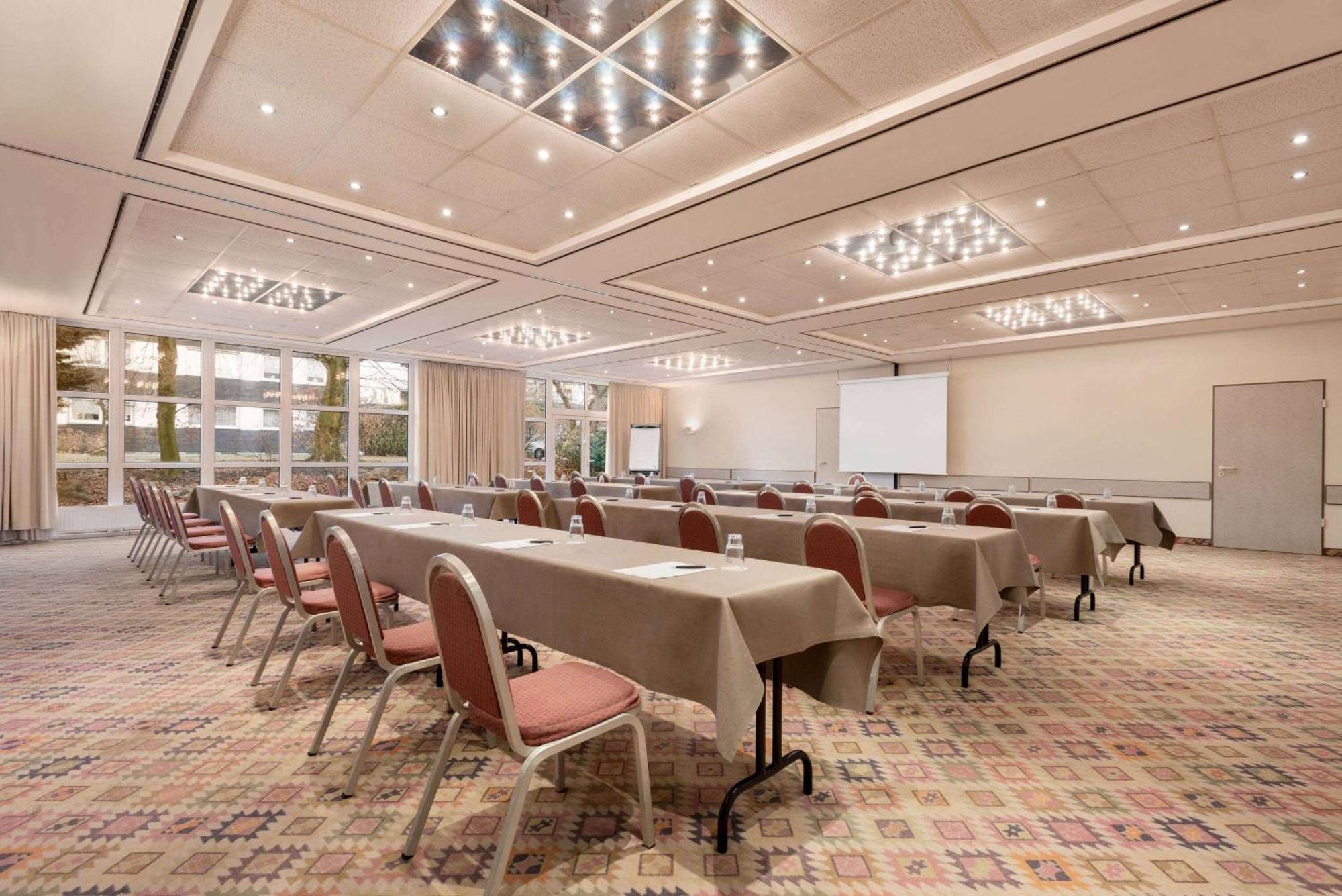 Ramada By Wyndham Bottrop City Esterno foto