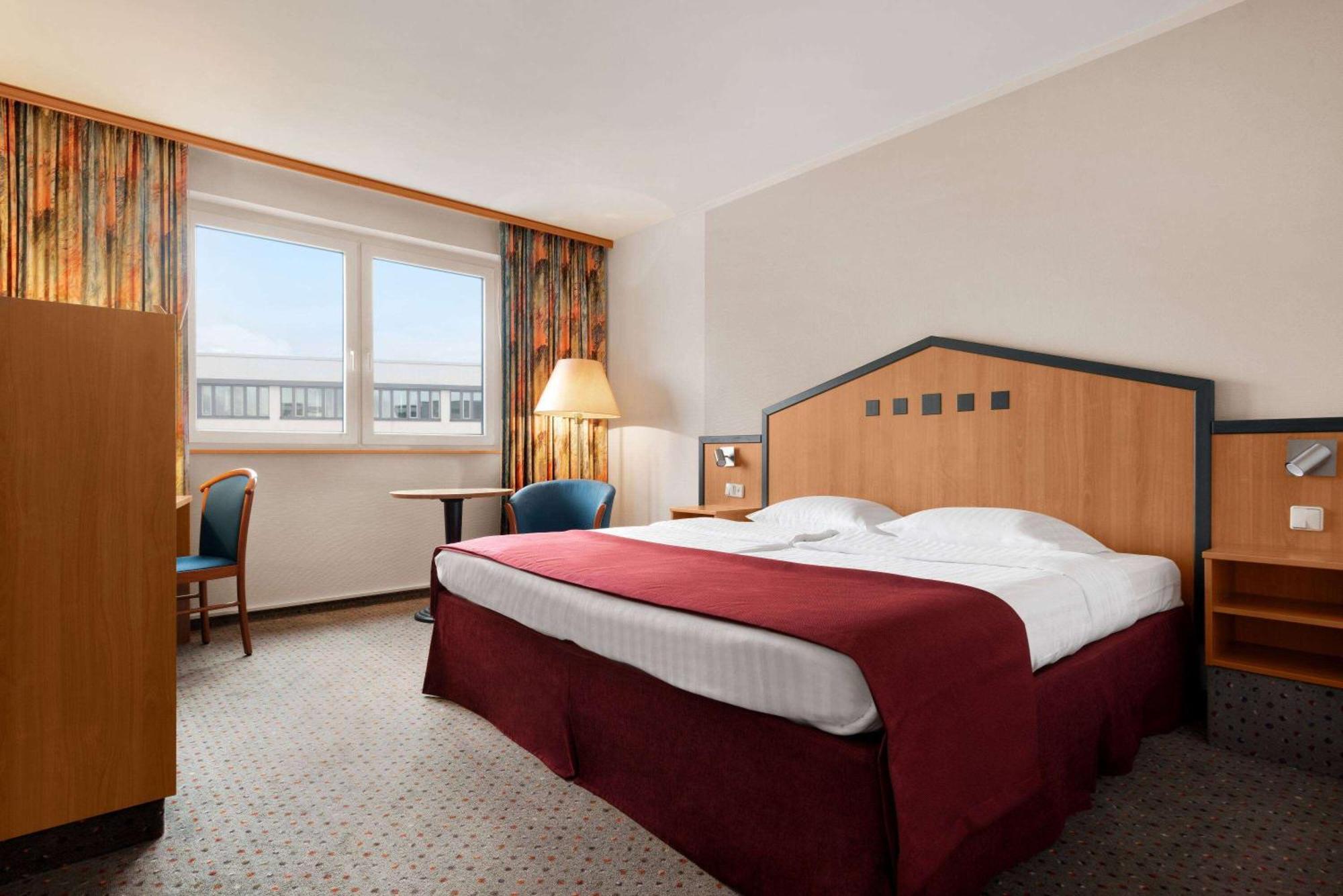 Ramada By Wyndham Bottrop City Esterno foto