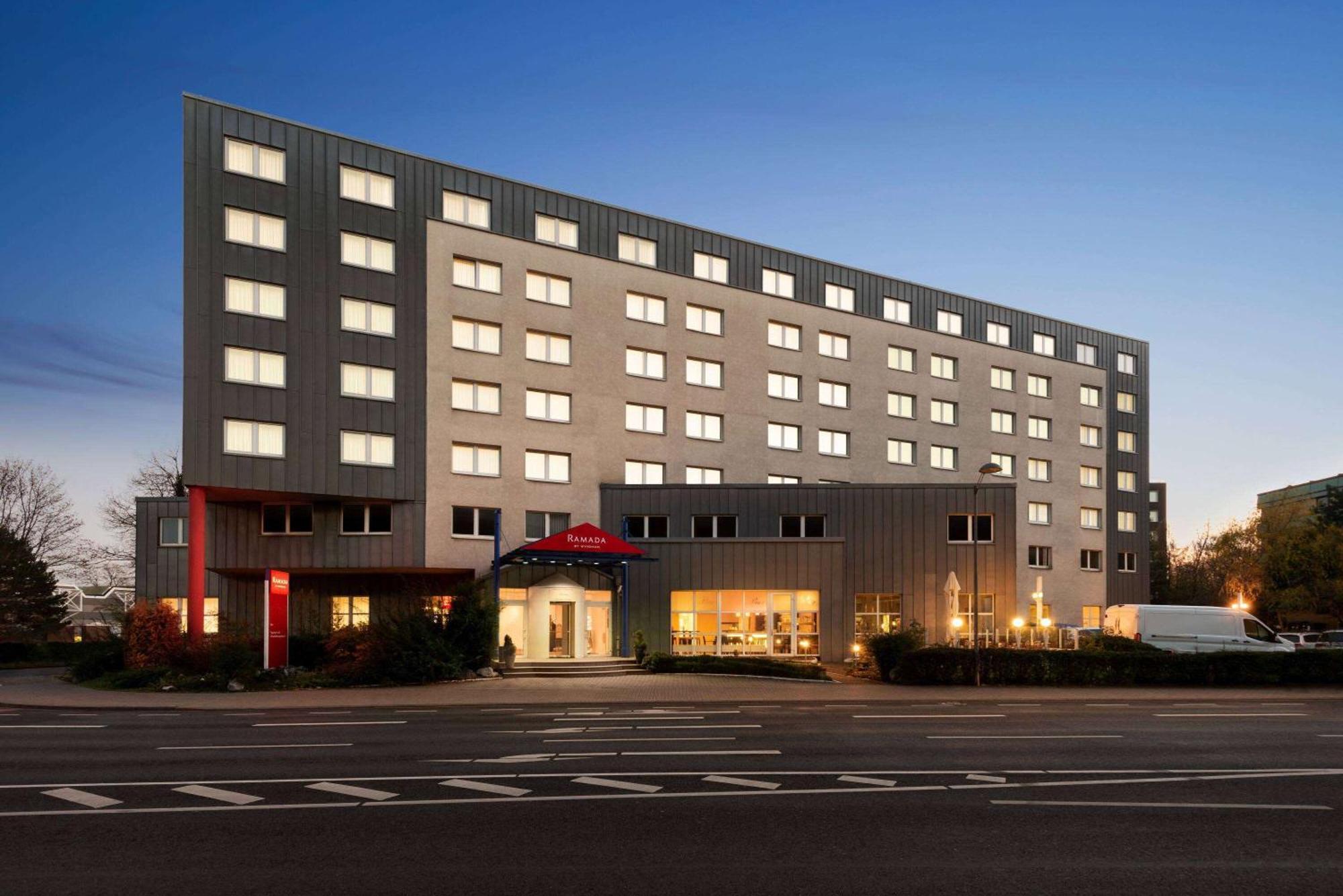 Ramada By Wyndham Bottrop City Esterno foto