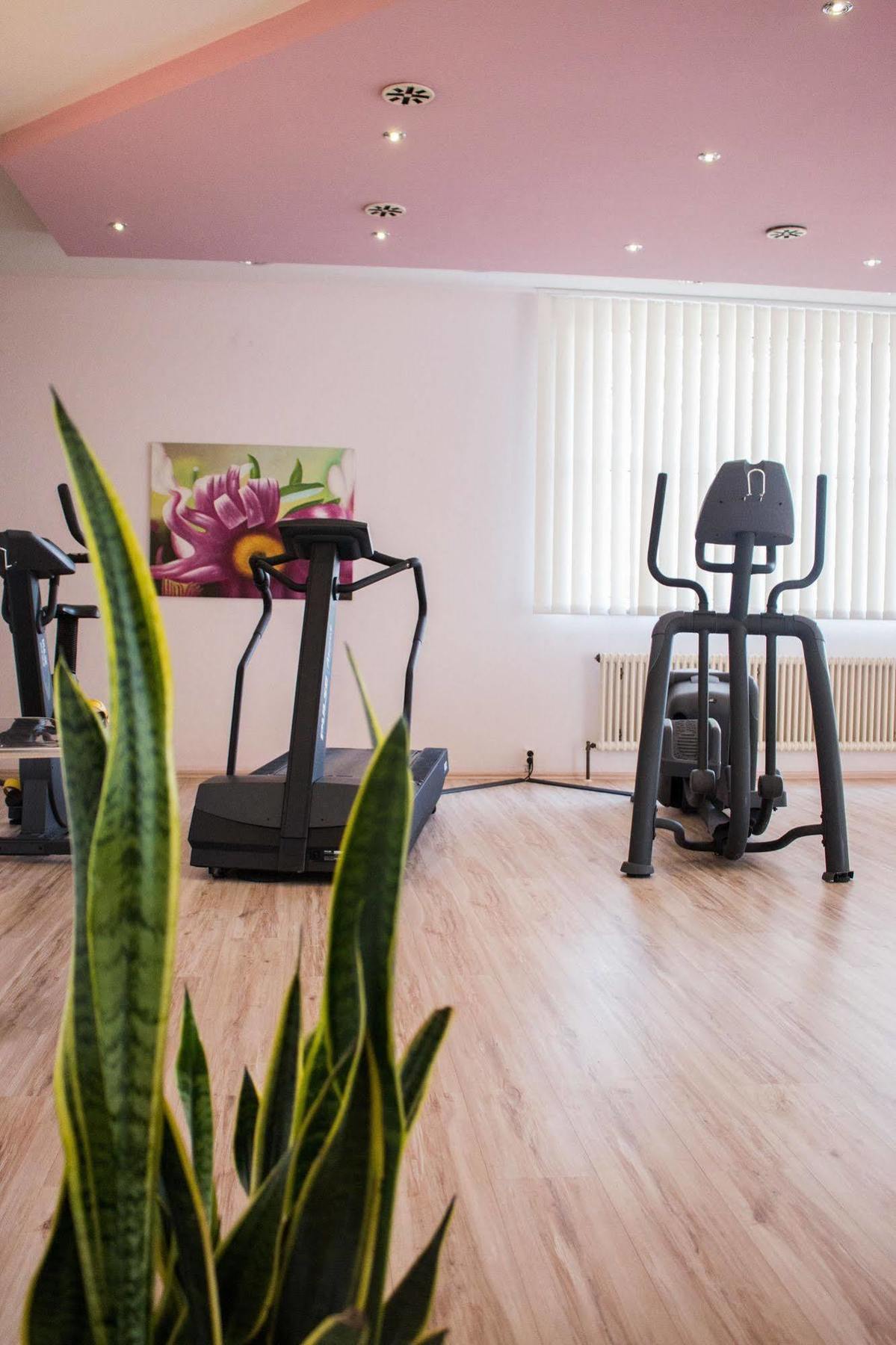 Ramada By Wyndham Bottrop City Esterno foto