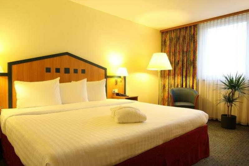 Ramada By Wyndham Bottrop City Esterno foto